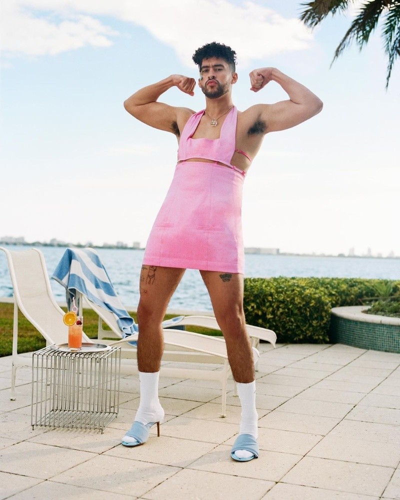 Bad Bunny sorprende con minivestido rosa y sin ropa interior para campaña  de Jacquemus – Más Vip